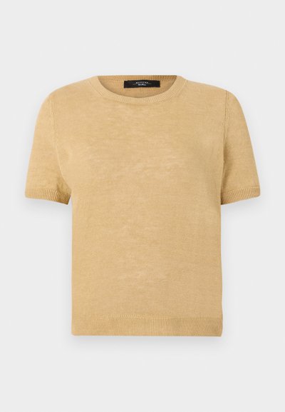 Κοντομάνικο πλεκτό πουλόβερ σε ανοιχτό μπεζ χρώμα, με στρογγυλή λαιμόκοψη και ριμπ τελείωμα και μανίκια για υφή και εφαρμογή.