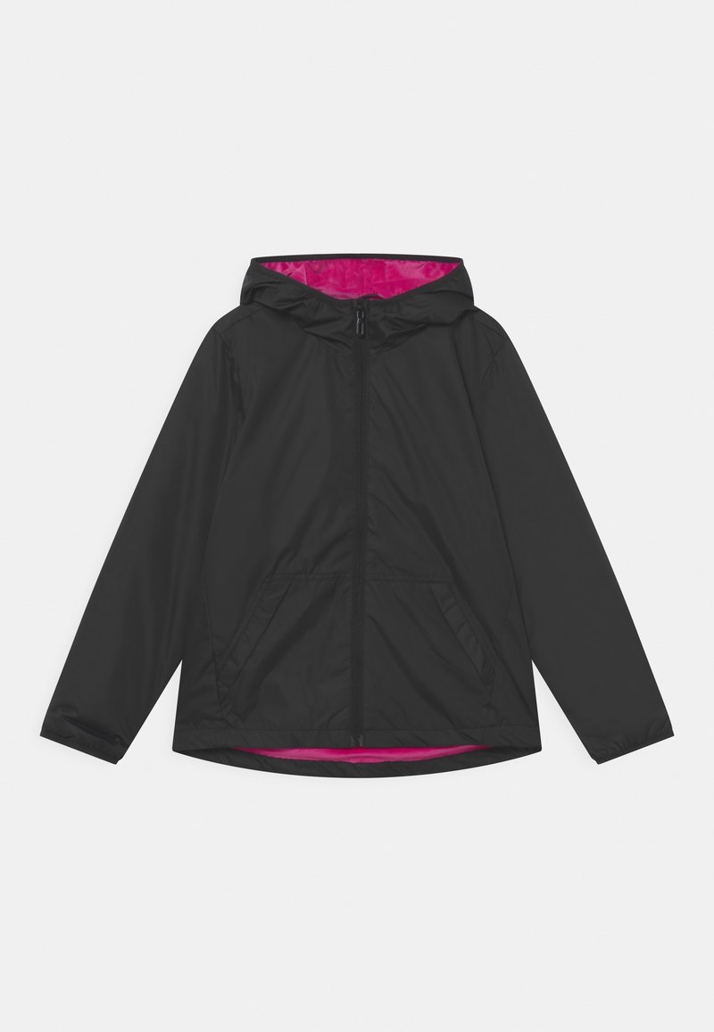 Chaqueta negra ligera con capucha, con un forro interior rosa, cierre frontal de cremallera y dos bolsillos laterales. Textura suave, diseño casual.