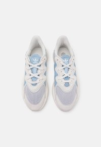 adidas Originals OZWEEGO - Tossud - grey one/wonder blue/crystal white