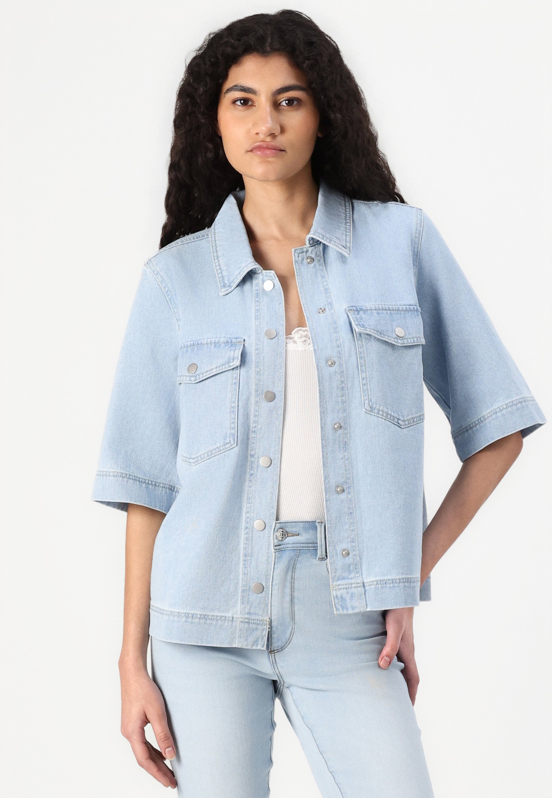 売れ筋商品|||ダナ キャラン ニューヨーク シャツ レディース トップス CROPPED DROP SHOULDER LOGO SHIRT WITH RAZOR CUTHEM - Button-down blouse - blue denim DKNY CROPPED DROP SHOULDER LOGO SHIRT WITH RAZOR CUTHEM