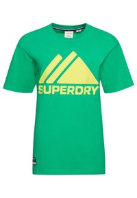 Camiseta de algodón verde con un gran triángulo amarillo y el logo "SUPERDRY" en un fondo en negrita. Manga corta y escote redondo.