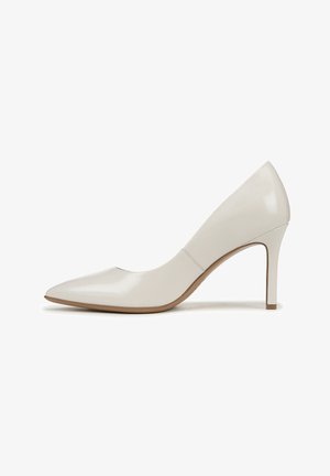 Witte gepatenteerde leren hoge hak met een spitse neus, slanke silhouet en een slanke, stabiele hak. Glad textuur met minimale accenten.