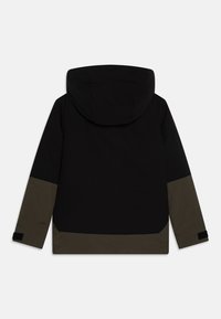 Veste à capuche pour homme avec une section supérieure noire et un accent vert olive en bas. Elle présente une coupe décontractée et des poignets ajustables.