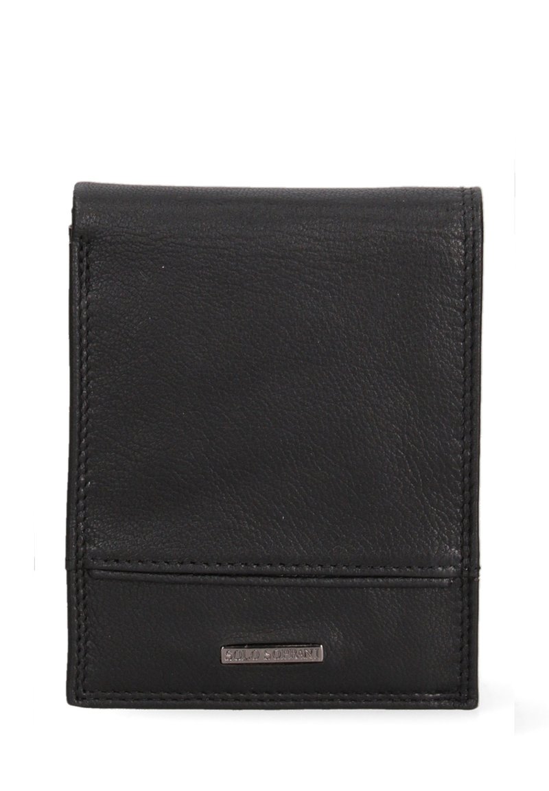 Portafoglio in pelle nera con una texture liscia, design a bi-fold e una placchetta con il logo del marchio in argento sul fronte. I bordi cuciti sono visibili.