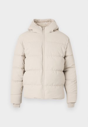 Chaqueta de plumas en beige claro con capucha, que presenta secciones acolchadas horizontales, un cierre frontal y puños ajustados. Textura de tela suave.