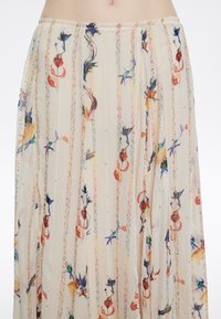 Falda maxi floral en tejido transparente, con diseños florales multicolores y finas rayas verticales, con una textura suave y fluida.