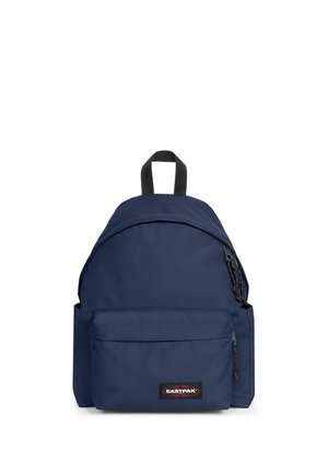 Mørkeblå Eastpak rygsæk med frontlynlås, sort håndtag og lynlåse med sorte trækstropper på hvid baggrund.