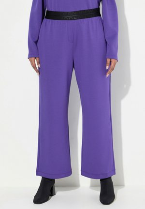 Lila weite Hose aus weichem Material mit einem schwarzen elastischen Bund, der "MODERN VIEW" in erhabenem Text trägt. Glatte Textur, lässiges Design.