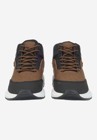 Baskets en cuir marron et textile noir avec talons renforcés, semelles blanches et lacets marron. Dotées d'un col et d'une languette rembourrés.