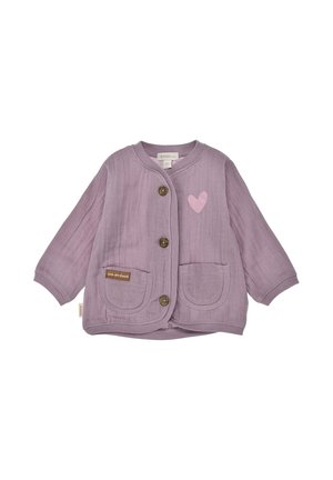 Leicht lila Baby-Strickjacke mit drei braunen Knöpfen, zwei Fronttaschen und einem pinken Herzaufnäher auf der linken Brust.