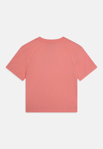 Camiseta de manga corta y cuello redondo en color coral claro. Confeccionada en un tejido suave y liso, presenta un diseño sencillo y dobladillo recto.