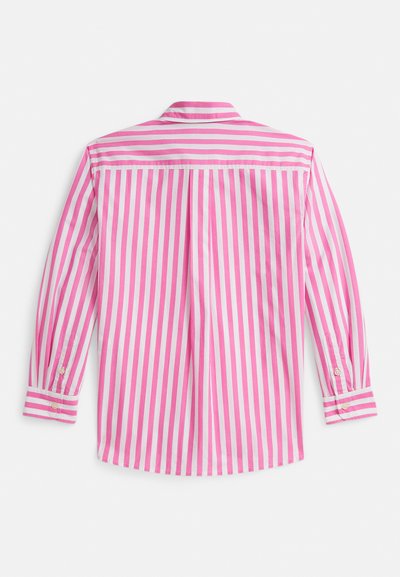 Cămașă cu dungi roz și albe, cu mâneci lungi, guler cu nasturi și pliuri în partea din spate, manșete cu nasturi. Design clasic.