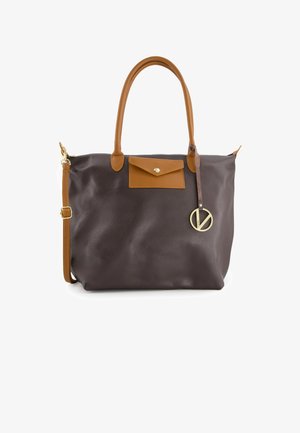 Brązowa skórzana torba typu tote z jasnobrązowymi akcentami, usztywniony kształt, podwójne uchwyty, odpinany pasek, przednia kieszeń z klapą oraz złote detale.