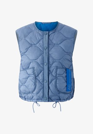 Veste matelassée sans manches de couleur bleu clair, avec des boutons-pression, deux poches avant, un ourlet avec cordon de serrage et une étiquette bleue sur la poche droite.