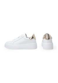 Weiße Ledersneaker mit einer dicken weißen Sohle, die an der Ferse mit einem metallischen goldenen Akzent und tonalen Schnürsenkeln versehen sind. Insgesamt glatte Textur.