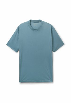 Gładki, stonowany niebieski t-shirt z krótkim rękawem i okrągłym dekoltem, rozłożony na białym tle.