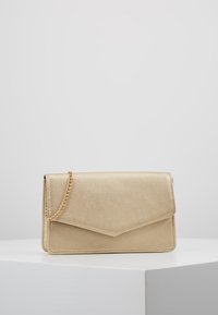 Guldmetallisk clutch med klaffdesign, kedjeaxelrem och slät yta. Har rena linjer och minimal sömdetalj.