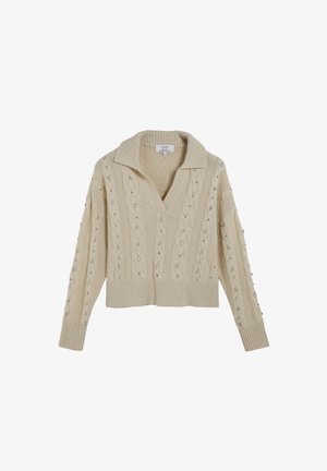 Pull en maille crème avec un décolleté en V et un large col. Présente un motif de torsades et des perles décoratives sur les manches. Coupe courte.