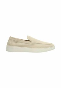 Beige suede instappers met een gladde textuur, ronde neus en een witte rubberen zool. Heeft een subtiele merklabel aan de zijkant.