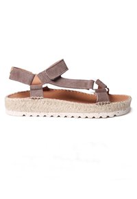 Bruna mockasinsandaler med breda remmar och kardborreknäppningar, som har en vävd espadrille-stil jute-sula och en slät läderinnersula.