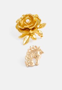 Smykkesæt i gyldent tone bestående af en rosebroche med en perle i midten og en hestehovedbroche med detaljeret man og ansigtstræk.