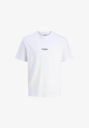 Fehér pamut póló rövid ujjakkal, kerek nyakkivágással, az elején egy kis fekete "JJ Studios" logóval. Egyszerű dizájn, normál szabás.