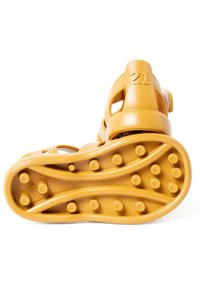 Sandales jaunes pour enfants avec une semelle en caoutchouc, présentant un motif de grip texturé et un design découpé pour la respirabilité. Taille 21.