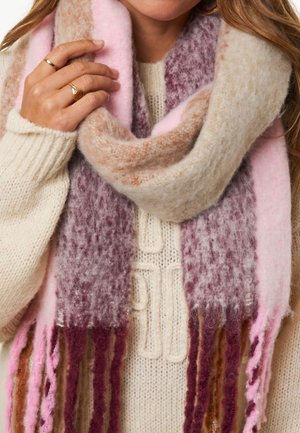 Chunky, multicolore sjaal met zachte texturen. Kleuren zijn onder andere roze, beige en bordeauxrood, met franjes en een gelaagd ontwerp.