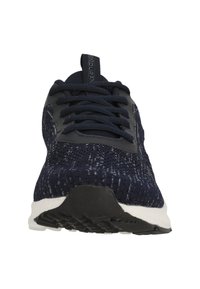 Navy Sportlichschuhe mit einem atmungsaktiven Strick-Obermaterial, strukturierten Details und schwarzer Gummisohle. Verfügt über ein Schnürdesign und einen gepolsterten Kragen.