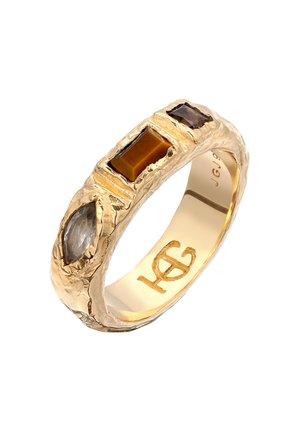 Goldener strukturierter Ring mit drei Steinen: grauer Marquise, rechteckiger Bernstein und kleiner rechteckiger dunkelbrauner Stein, nebeneinander auf dem Ringband.