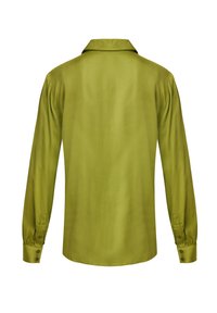 Košile s dlouhým rukávem v jasně zeleném saténovém materiálu, s sklopeným límcem a knoflíkovými manžetami, s hladkým a lesklým povrchem.