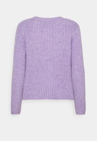 Lila stickad tröja med en texturerad mönster, rundad halsringning och långa ärmar. Baksidan har en rak fåll och avslappnad passform.