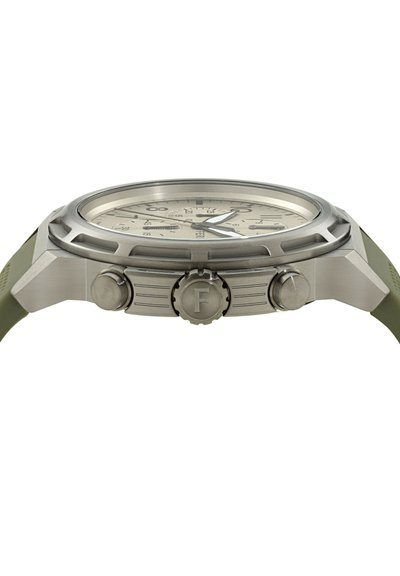 Edelstahl-Uhr mit einem cremefarbenen Ziffernblatt, grünem Gummiband und analoger Funktionalität. Verfügt über eine strukturierte Krone und drei Teilzifferblätter.