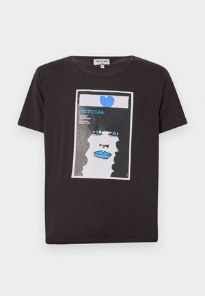 Melnā kokvilnas T-kreklā ir grafiskais dizains ar sievietes sejai, kurai ir zilas lūpas, lielas zilas acis un sirds, ietverta baltā taisnstūrī.