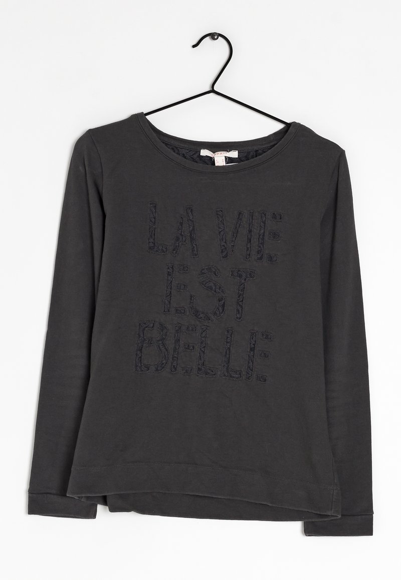 T-shirt noir à manches longues avec col rond ; présente une impression texturée avec l'inscription "LA VIE EST BELLE" en fil sombre ; tissu doux.