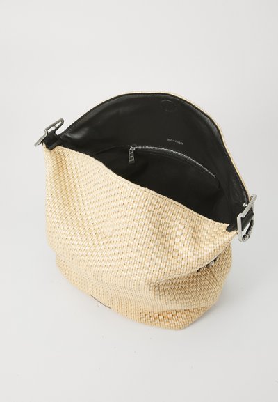Borsa in straw intrecciato con interno in pelle nera, apertura superiore e dettagli metallici argentati. Dotata di tasca con zip all'interno per ulteriore spazio di stoccaggio.