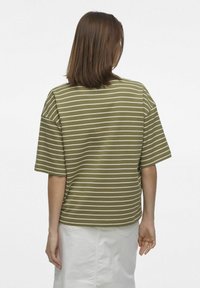 Camiseta de manga corta de rayas en verde oliva, confeccionada en un tejido suave, con un corte holgado y un escote redondo, vista desde atrás.