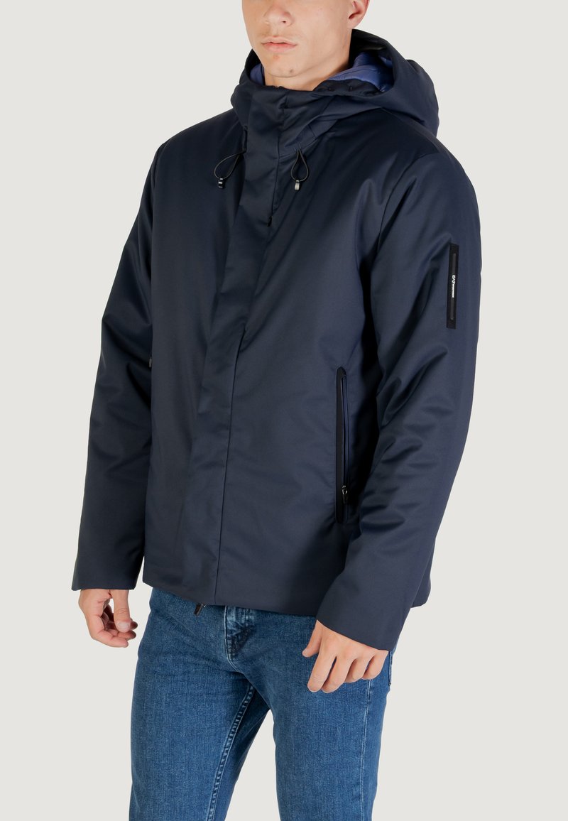 Giacca blu navy con cappuccio, dotata di una zip frontale, due tasche laterali, una superficie liscia e cordini regolabili sul cappuccio.
