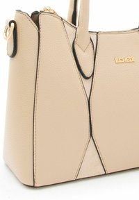 Borsa beige con finitura testurizzata, dettagli neri e design geometrico. Presenta ferrature dorate e due manici robusti.