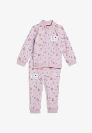 Kerge roosa laste treeningkostüüm pehmest kangast, millel on kasside ja mänguliste ikonide muster, koos lukuga jakiga ja elastsete varrukatega.