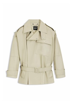 Chaqueta de cuero beige con cintura con cinturón, cuello sobredimensionado y bolsillos laterales. Cuenta con hombreras y un acabado ligeramente texturizado.