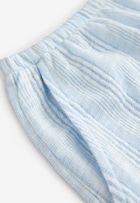 Material texturat bleu deschis cu dungi orizontale albe. Prezintă talie elastică adunată. Material moale, țesut, cu aspect casual.