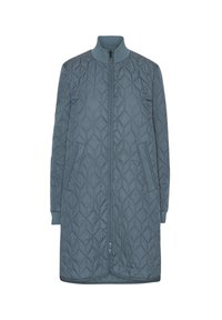 Chaqueta larga acolchada en azul pizarra con cuello acanalado, bolsillos laterales y una textura suave y brillante. Cuenta con un cierre de cremallera completo.