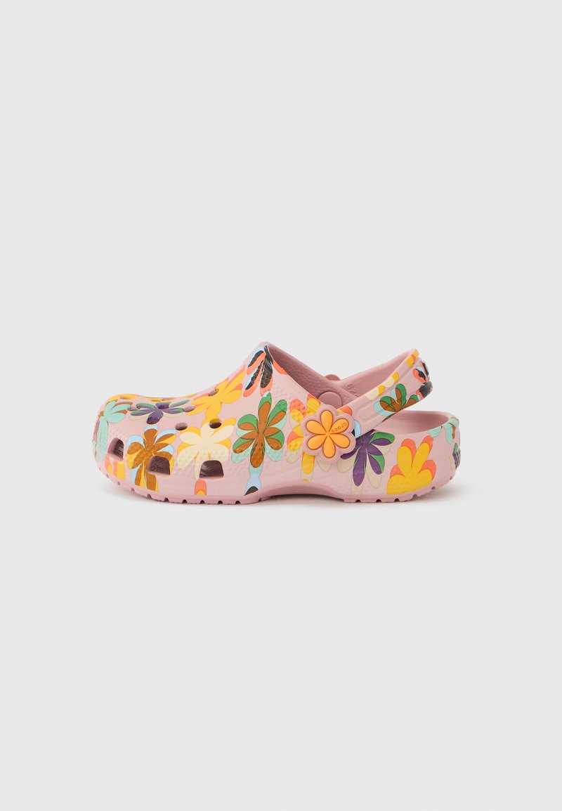 Crocs roses avec un motif floral présentant des fleurs multicolores et des feuilles. Fabriquées en matériau léger avec des découpes pour la ventilation.
