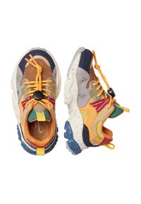 Sneakers multicolori per bambini con suole spesse macchiate, lacci elasticizzati arancioni con toggle nero e linguette di tiro gialle e arancioni.