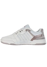Scarpe da ginnastica grigio chiaro con una tomaia in mesh testurizzato e pelle, caratterizzate da accenti metallici, un collare imbottito e una suola in gomma.