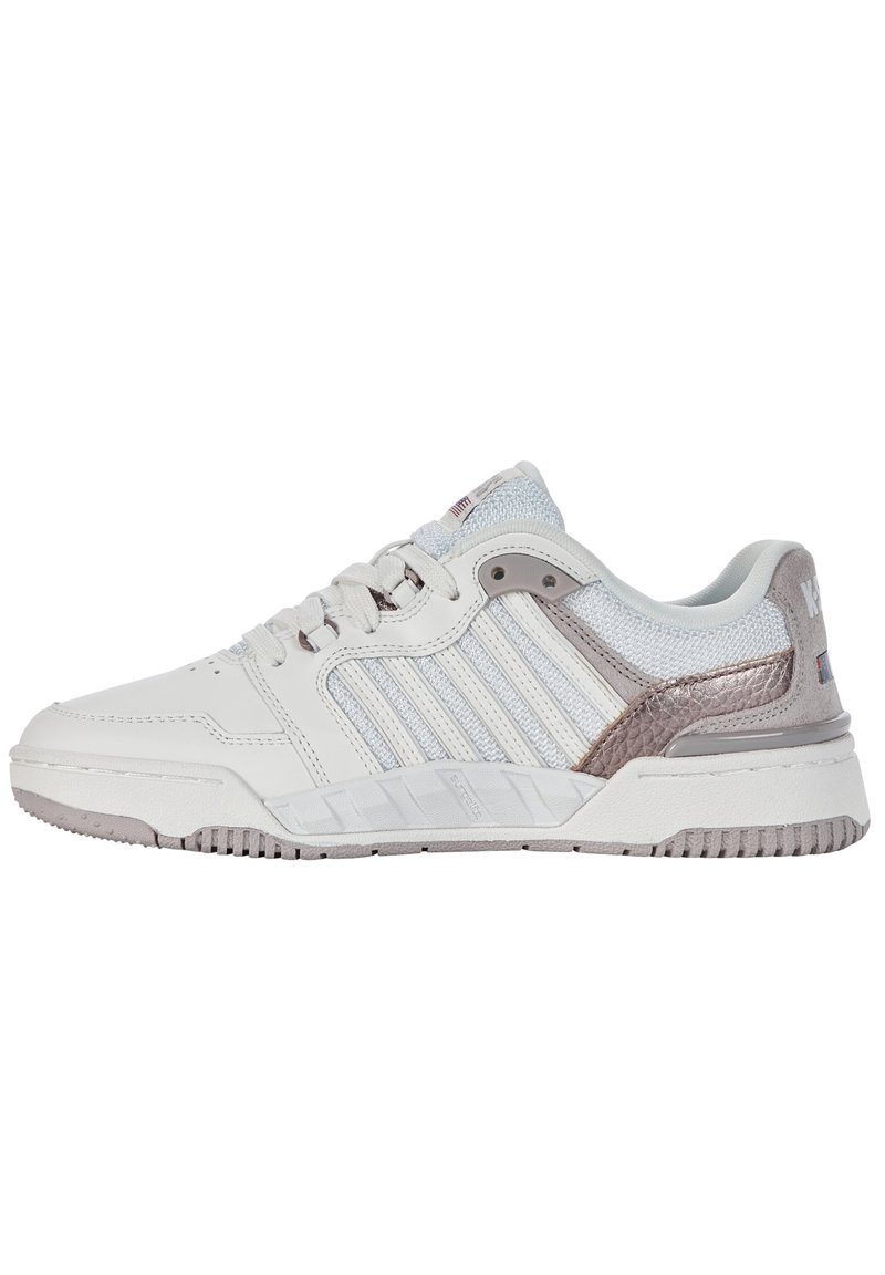 Scarpe da ginnastica grigio chiaro con una tomaia in mesh testurizzato e pelle, caratterizzate da accenti metallici, un collare imbottito e una suola in gomma.