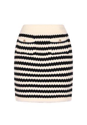 Neulehame mustilla ja kermaosastolla vaakasuorilla raidoilla, jossa on ribbireuna, kaksi etutaskua ja koristeelliset metallisomisteet.