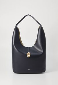 Hobo-stil taske i mørk navy læder med en glat tekstur, med et gyldent metalaccent og et halvcirkelformet håndtagsdesign.