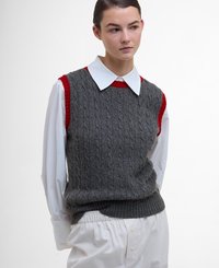 Sweater sans manches en tricot gris avec bord rouge sur une chemise blanche à col. Présente des bords côtelés et une coupe décontractée, fabriqué en tissu doux.